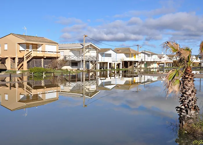Pavillon 45m2, 2 Chambres, 1 Salon Cuisine, 1sdb Bed and Breakfast Gruissan